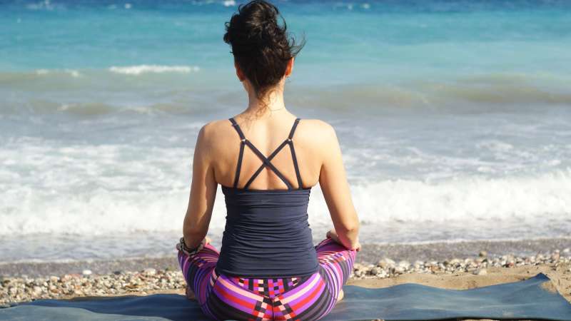 méditation femme plage