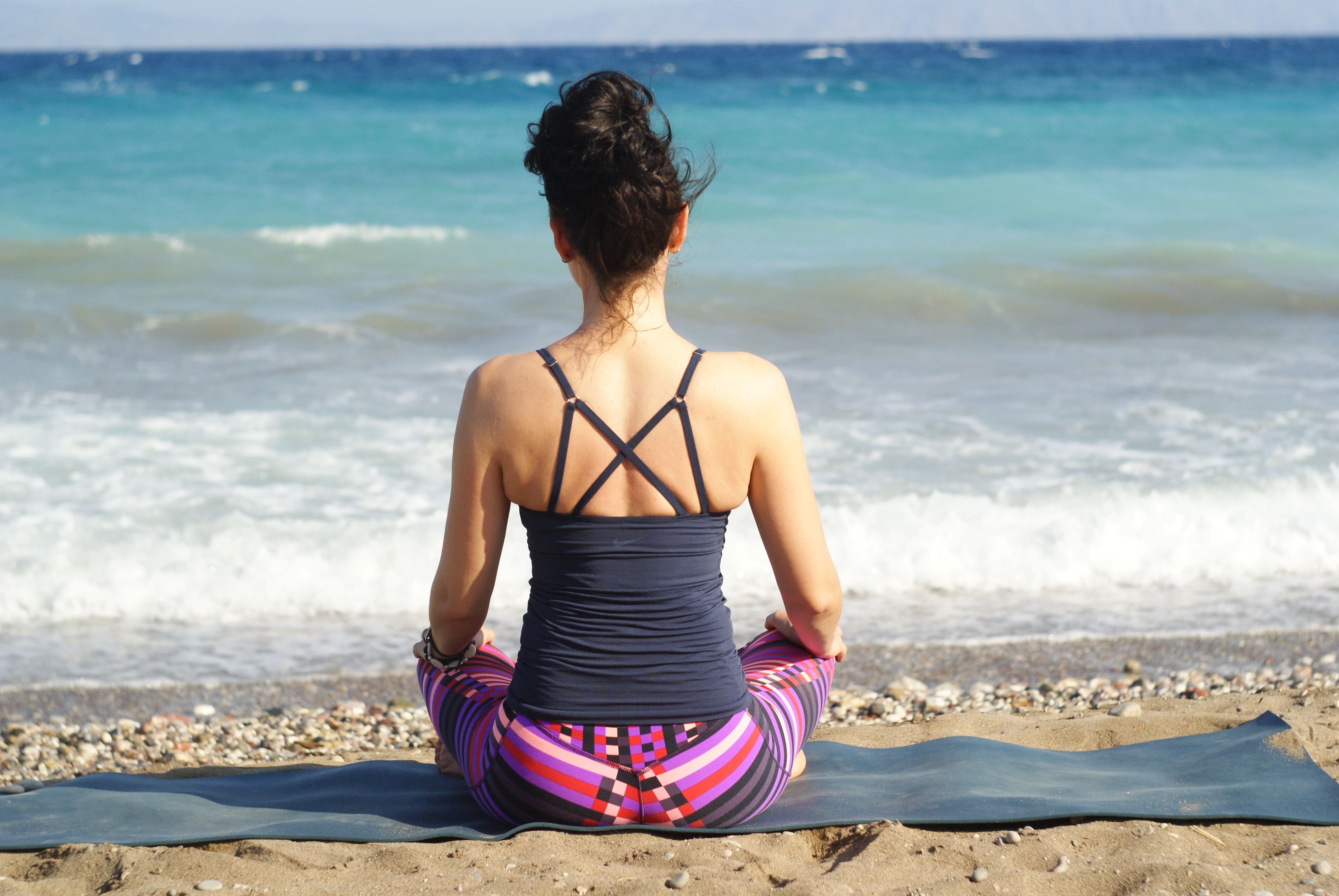 méditation femme plage