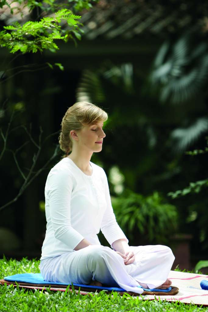 femme meditation nature