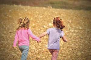 petites filles mains dans la mains