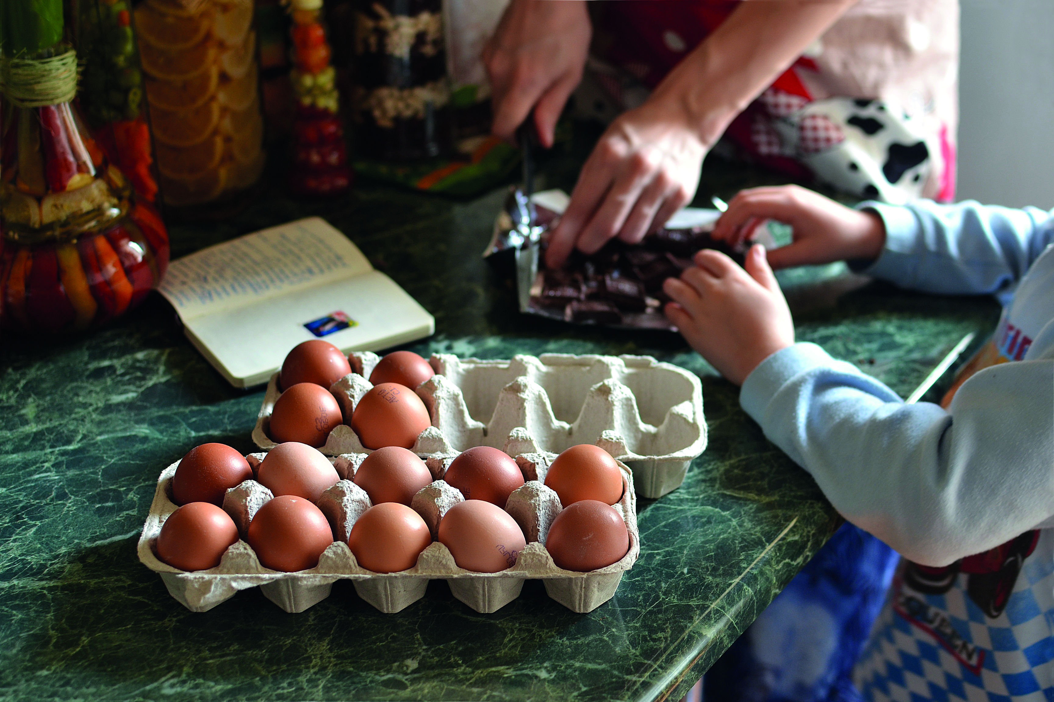 cuisine enfant adulte casser des oeufs