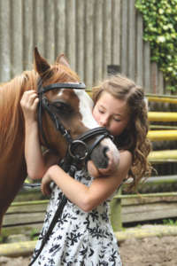 jeune fille avec un cheval