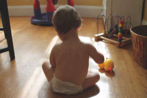 enfant joue chambre