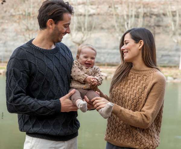 parents et leur enfant en pull en mailles