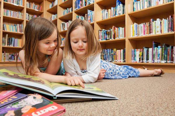 Filles en train de lire