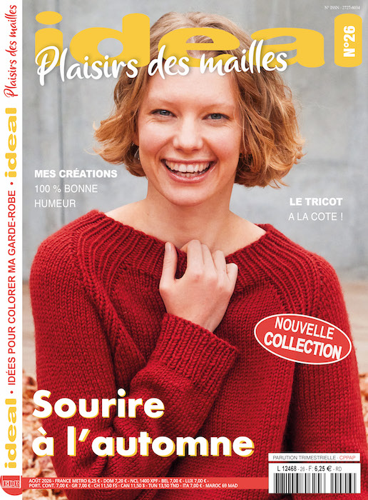 Couverture du magazine Ideal Plaisirs des mailles N°26, femme souriante portant un pull tricoté rouge bordeaux, sur le thème "Sourire à l'automne", nouvelle collection.